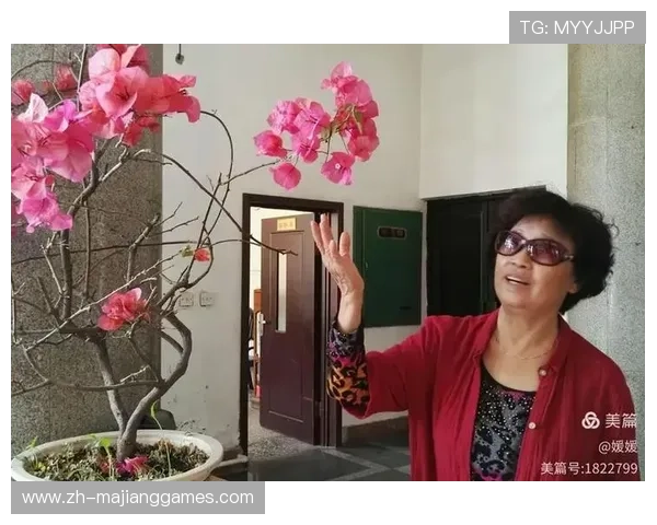 澳门松山市政公园健身者常在十五运会宣传海报前拍照留念